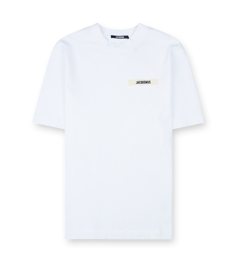 Wit t-shirt met een merklogo op een witte achtergrond