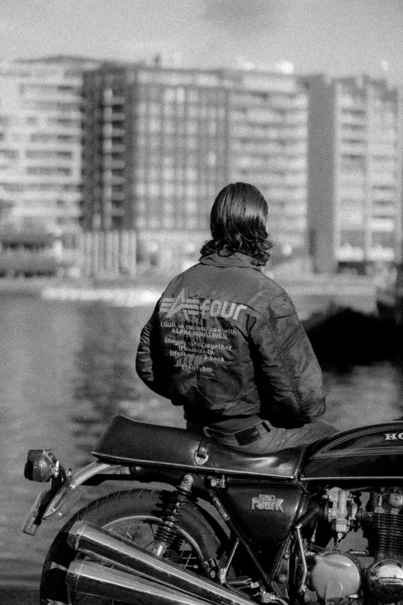 FOUR & ALPHA INDUSTRIES - Amsterdamse Streetwear ontmoet iconisch utility-design