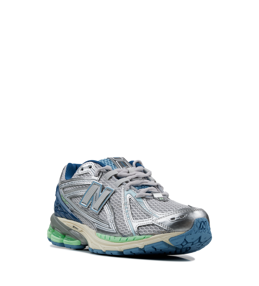 1906R Sneakers in Silver Metallic / Still Water