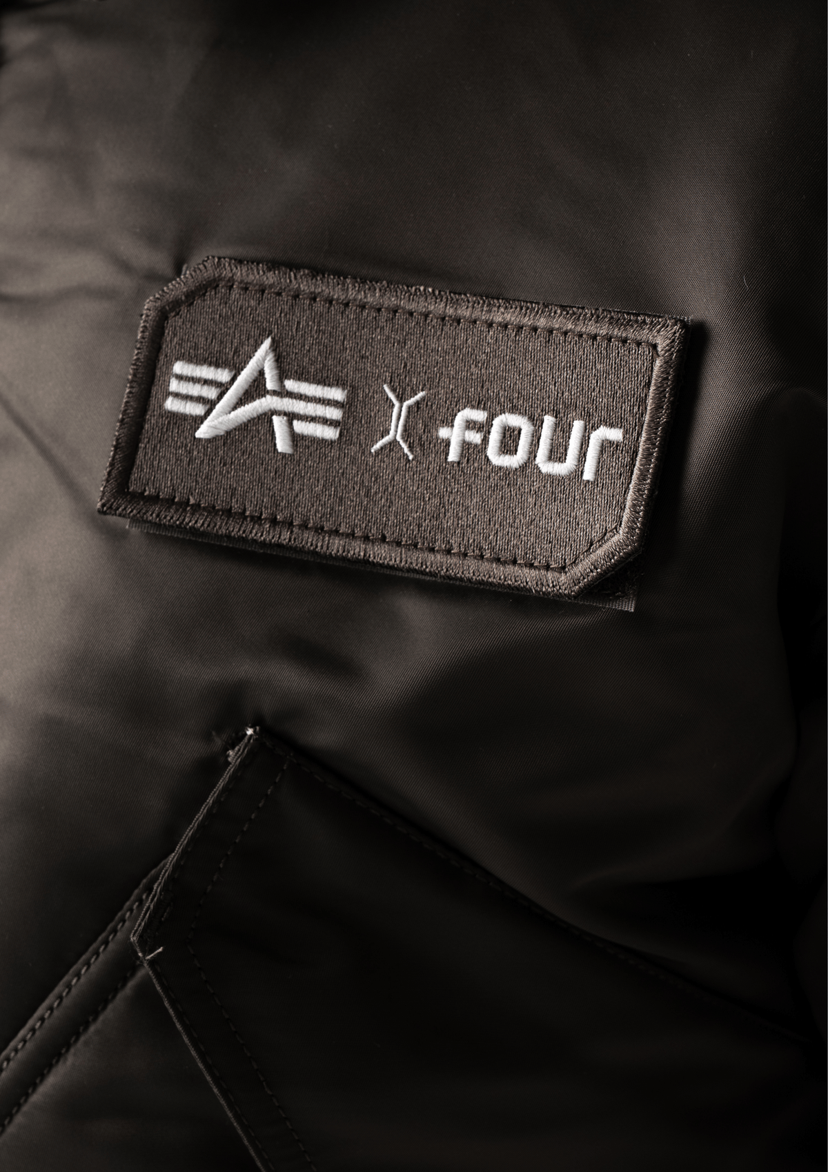 FOUR & ALPHA INDUSTRIES - Amsterdamse Streetwear ontmoet iconisch utility-design