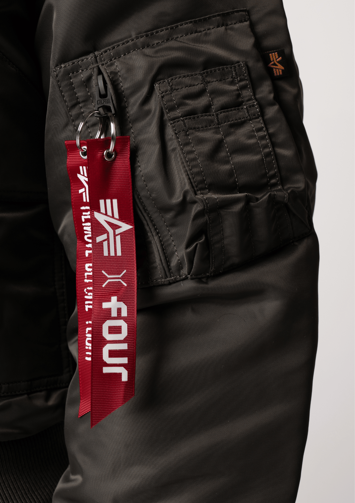 FOUR & ALPHA INDUSTRIES - Amsterdamse Streetwear ontmoet iconisch utility-design